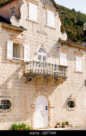 Façade d'un bâtiment en pierre avec volets et balcon.Perast, Monténégro Banque D'Images