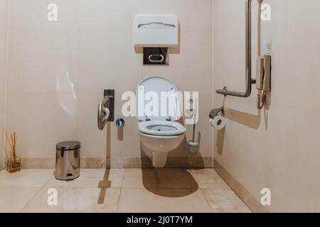 toilettes modernes pour les personnes et les personnes handicapées avec un équipement spécial. Banque D'Images