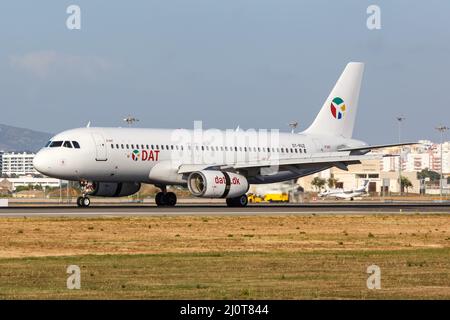 DAT Danish Air transport Airbus A320 aéroport de Faro au Portugal Banque D'Images