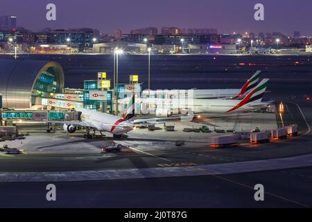 Emirates Boeing 777-300ER Aircraft aéroport de Dubaï Banque D'Images