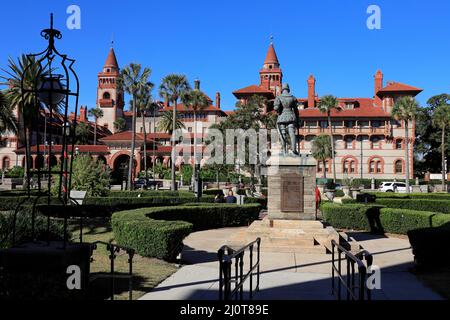 La vue du Flagler College avec la statue de Pedro Menéndez de Avilés dans le parc du musée Lightner en premier plan.St.Augustine.Florida.USA Banque D'Images