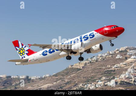 Edelweiss Airbus A320 aéroport de Santorin en Grèce Banque D'Images