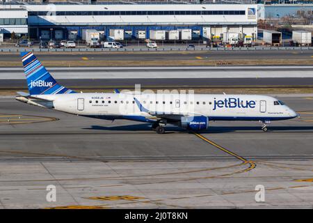 JetBlue Embraer 190 avion aéroport JFK de New York Banque D'Images