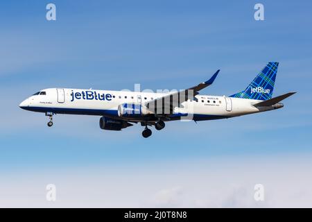 JetBlue Embraer 190 avion aéroport JFK de New York Banque D'Images