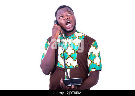 beau jeune homme joyeux qui parle sur un téléphone portable souriant. Banque D'Images