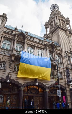 Londres, Royaume-Uni. 20th mars 2022. Un grand drapeau ukrainien est suspendu devant le théâtre du Colisée de Londres à Covent Garden en solidarité avec l'Ukraine, alors que la Russie poursuit son attaque. Credit: Vuk Valcic/Alamy Live News Banque D'Images