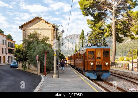 Train historique chemin de fer Tren de Soller circulation des transports publics à la gare de Bunyola à Majorque en Espagne Banque D'Images