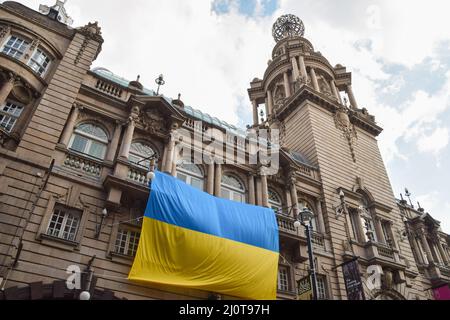 Londres, Royaume-Uni. 20th mars 2022. Un grand drapeau ukrainien est suspendu devant le théâtre du Colisée de Londres à Covent Garden en solidarité avec l'Ukraine, alors que la Russie poursuit son attaque. Credit: Vuk Valcic/Alamy Live News Banque D'Images