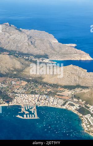 Port de Pollenca dans le port de plaisance de Majorque avec bateaux ville de vacances photo aérienne portrait en Espagne Banque D'Images