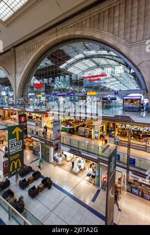 Gare centrale de Leipzig Hbf en Allemagne Deutsche Bahn DB avec magasins format portrait Banque D'Images