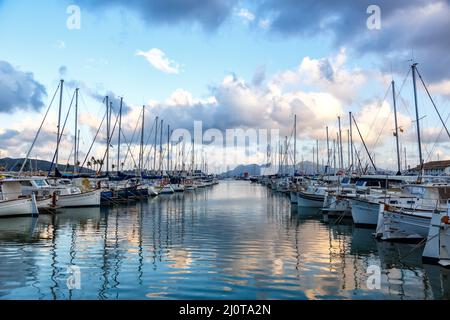 Port de Pollenca à Majorque port de plaisance avec bateaux vacances Voyage ville en Espagne Banque D'Images
