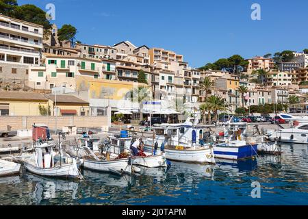 Port de Soller dans le port de Majorque avec des bateaux vacances Voyage ville en Espagne Banque D'Images