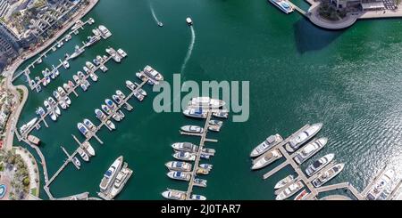 Dubai Marina et Harbour luxueux vacances avec bateaux yacht d'au-dessus du panorama Banque D'Images