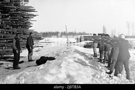 Deux membres de la Garde Rouge devant une équipe de tir à Varkaus après la guerre civile finlandaise de 1918 Banque D'Images