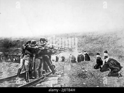 Prisonniers civils serbes disposés en demi-cercle, exécutés par un peloton autrichien de limogeage pendant la première Guerre mondiale Banque D'Images