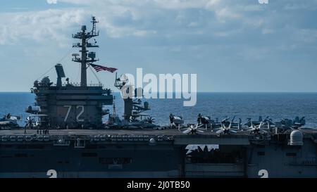 220122-N-AV223-1012 MER DES PHILIPPINES (JANV22, 2022) le porte-avions de la classe Nimitz USS Abraham Lincoln (CVN 72) transite la mer des Philippines, le 22 janvier 2022.Faisant partie de la flotte du Pacifique des États-Unis, les unités affectées aux groupes de grève des transporteurs Carl Vinson et Abraham Lincoln, aux groupes prêts à l'amphibie d'Amérique et d'Essex, aux côtés de la Force d'autodéfense maritime du Japon, mènent une formation pour préserver et protéger une région Indo-Pacifique libre et ouverte.(É.-U.Photo de la marine par le Matelot de 1re classe, apprenti Derek Kelley) Banque D'Images