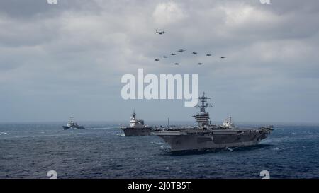 220122-N-PV401-1220 MER DES PHILIPPINES (JANV22, 2022) les aéronefs affectés à l'escadre aérienne Carrier (CVW) 2 et CVW 9 survolent la mer des Philippines en tant que porte-avions de classe Nimitz USS Carl Vinson (CVN 70) et USS Abraham Lincoln (CVN 72), la Force d'autodéfense maritime du Japon (JMSDF) destroyer d'hélicoptère de classe Hyuga JS Hyuga (DDH 181),Navire d'assaut amphibie de classe américaine USS America (LHA 6), navire d'assaut amphibie de classe Wasp USS Essex (LHD 2), croiseurs de missiles guidés de classe Ticonderoga USS Mobile Bay (CG 53) et USS Lake Champlain (CG 57), et destroyers de missiles guidés de classe Arleigh Burke USS Spruance (DDG Banque D'Images