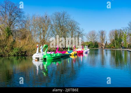 LONDRES, Royaume-Uni - 19 MARS 2022 : vue sur le lac avec bateaux à pédales à Alexandra Palace à Londres Banque D'Images