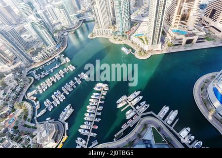 Dubai Marina et Harbour luxueux vacances de richesse avec bateaux yacht d'en haut Banque D'Images