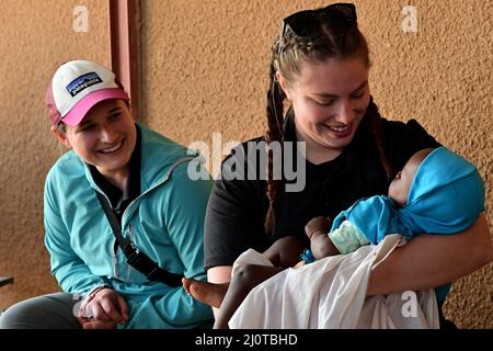 Agadez, Niger. 26th févr. 2022. U.S. Air Force Tech. Sgt. Laura Hinojos, présidente de l'Association des femmes de la base aérienne 201, tient un bébé lors d'une réunion conjointe de l'Association des femmes à Aladab, Agadez, Niger, le 26 février 2022. Au cours de la visite, l'Association des femmes de 201 s'est engagée auprès de la communauté locale, a établi des relations et a acquis des connaissances sur le leadership dans une perspective différente selon le sexe. Credit: US Air Force/ZUMA Press Wire Service/ZUMAPRESS.com/Alamy Live News Banque D'Images