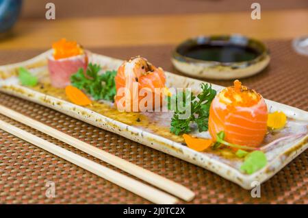 Plateau décoré avec différentes saveurs de sushis élégants. Mise au point sélective. Banque D'Images
