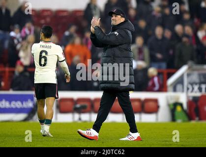 Jurgen Klopp, directeur de Liverpool, applaudit les fans après le coup de sifflet final lors du match final de la coupe Emirates FA au City Ground, à Nottingham. Date de la photo: Dimanche 20 mars 2022. Banque D'Images