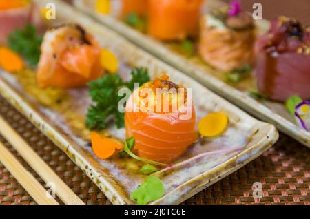 Plateau décoré avec différentes saveurs de sushis élégants. Mise au point sélective. Banque D'Images