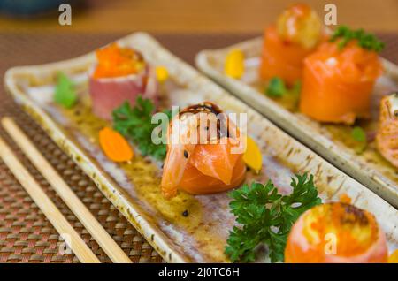 Plateau décoré avec différentes saveurs de sushis élégants. Mise au point sélective. Banque D'Images
