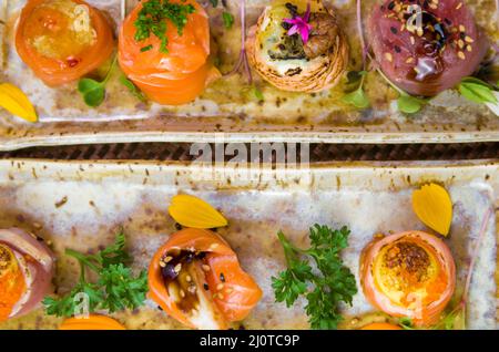 Plateau décoré avec différentes saveurs de sushis élégants. Mise au point sélective. Banque D'Images