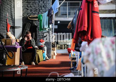 Lviv, Ukraine 20 mars 2022. Les gens vivent dans la salle de gym qui est devenue un refuge où ils ont fui l'invasion russe de l'Ukraine. Les troupes russes sont entrées en Ukraine le 24 février. Banque D'Images