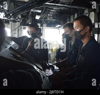 220123-N-QU081-1002 MER DES PHILIPPINES (JANV 23, 2022) les marins mènent un entraînement de timonier à bord du croiseur à missiles guidés de classe Ticonderoga USS Lake Champlain (CG 57) le 22 janvier 2022. Carl Vinson Carrier Strike Group est en cours de déploiement prévu dans la zone d'exploitation de la flotte américaine 7th afin d'améliorer l'interopérabilité par le biais d'alliances et de partenariats tout en servant de force de réponse prête à l'emploi pour soutenir une région Indo-Pacifique libre et ouverte. (É.-U. Navy photo par Ensign Mallorie Miller) Banque D'Images