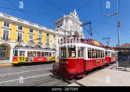 Tramway tramway tramway lisbonne circulation des transports en commun à l'Arc de Triomphe au Portugal Banque D'Images