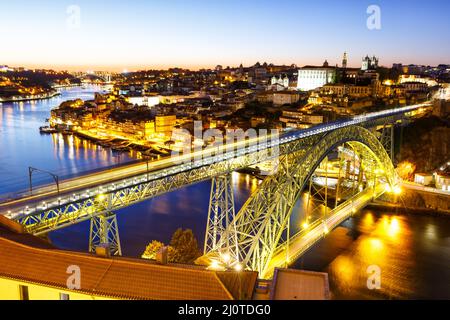 Porto Portugal avec pont Ponte Dom Luis I sur le fleuve Douro nuit Voyage ville Banque D'Images