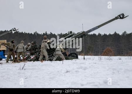 Bravo Battery, 120th Field Artillery Regiment, 32nd Infantry Brigade combat Team, Garde nationale du Wisconsin, a mené une mission de lutte contre les incendies au Camp Grayling, Michigan, le 24 janvier.2022. L'événement a eu lieu pendant la grève du Nord 22-1 (« grève d'hiver »), un exercice parrainé par le Bureau de la Garde nationale, qui s'est tenu le 21-30 janvier avec des participants de plusieurs États américains et des forces partenaires au Camp Grayling joint Guilling Training Center et au Alpena combat Readiness Training Center, Michigan,Qui constituent ensemble le Centre national de lutte contre les conflits de tous les domaines (NADWC) (États-UnisPhoto de la Garde nationale de l'armée par le capitaine Joe Legros) Banque D'Images