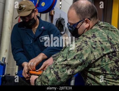 220124-N-OA516-1053 SAN DIEGO (JANV 24, 2022) – le compagnon de machiniste de classe 1st Jonah Manalo, à gauche, et Engineman de classe 2nd Andrew Zuniga, marins affectés au Centre régional de maintenance du Sud-Ouest (SWRMC), fixent un blanc à une vanne pour effectuer un essai hydro-vanne, lors du défi d'autosuffisance de 2022 au SWRMC. Le SWRMC fournit un soutien à la maintenance et une formation sélective à la maintenance aux navires de surface, sous-marins, activités côtières et autres commandes de la flotte du Pacifique des États-Unis. (É.-U. Photo de la marine par le spécialiste des communications de masse 2nd classe Kevin C. Leitner) Banque D'Images