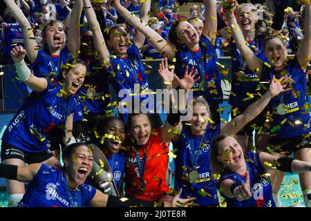 Wiesbaden, Allemagne. 20th mars 2022. Joueurs d'Allianz MTV Stuttgart après avoir remporté le match final féminin DVV Pokal 2021/2022 entre Allianz MTV Stuttgart et Dresdner SC à la Sporthalle am Platz der Deutschen Einheit à Wiesbaden, en Allemagne. Norina Toenges/Sports Press photo: SPP Sport Press photo. /Alamy Live News Banque D'Images