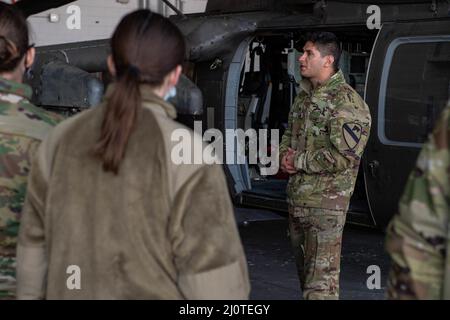 Sergent de l'armée américaine Jason Cosner, un chef d'équipage affecté à la Compagnie Alpha, 3-227th Force opérationnelle du bataillon d'hélicoptères d'assaut Werewolves, fait un briefing avec des aviateurs de l'aile 39th de la base aérienne sur les capacités UH-60 Blackhawk lors d'une orientation de mission à la base aérienne d'Incirlik, en Turquie, le 24 janvier 2022. La Force opérationnelle Werewolves assure la mobilité du combattant conjoint à l'appui des missions du Commandement européen des États-Unis et du Commandement central des États-Unis dans toute la Turquie et la région. Les Werewolves sont l'une des nombreuses unités locataires qui s'associent à l'ABW 39th pour promouvoir la sécurité et la stabilité dans la région. (É.-U. Ai Banque D'Images