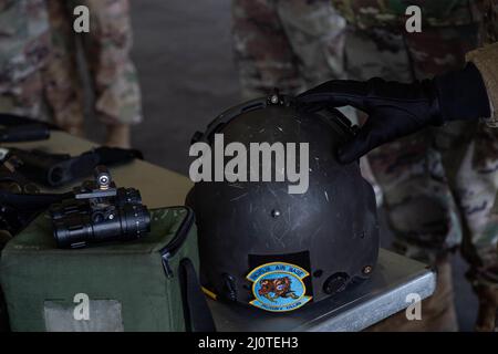 Un Airman affecté à l’escadre de la base aérienne 39th inspecte un casque DU chef d’équipage UH-60 Blackhawk lors d’une orientation de mission de la US Army Alpha Company, 3-227th Assault Helicopter Task Force Werewolves à la base aérienne d’Incirlik, Turquie, le 24 janvier 2022. La Force opérationnelle Werewolves assure la mobilité du combattant conjoint à l'appui des missions du Commandement européen des États-Unis et du Commandement central des États-Unis dans toute la Turquie et la région. Les Werewolves sont l'une des nombreuses unités locataires qui s'associent à l'ABW 39th pour promouvoir la sécurité et la stabilité dans la région. (É.-U. Photo de la Force aérienne par Senior Airman de Banque D'Images
