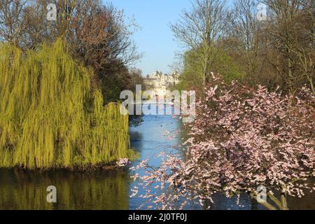 Profitez d'un week-end ensoleillé de mars à St James Park, dans le centre de Londres, au Royaume-Uni Banque D'Images
