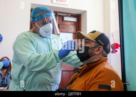 Sergent d'état-major José Padilla, de la Force opérationnelle interarmées - Porto Rico, effectue un test COVID-19 au bureau de traçage municipal de Cabo Rojo, Porto Rico, le 24 janvier 2022. Le PRNG a effectué des tests rapides COVID-19 dans le cadre de l'opération continue Safe, une mission très dédiée au contrôle de la santé des citoyens de Porto Rico. (É.-U. Photo de la Garde nationale de l'armée par le Sgt. Kevin Torres Figueroa) Banque D'Images