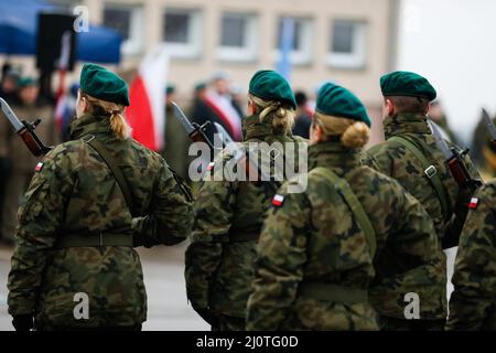 Les soldats affectés à la Garde d'honneur polonaise participent à la cérémonie de passation de commandement de la zone d'entraînement de Drawsko Pomorskie à la zone d'entraînement du cours d'assaut tactique de Bucierz, Pologne, le 25 janvier 2022. La cérémonie a rendu hommage au colonel Marek Gmurski, qui a servi de commandant de la DPTA depuis 2010 et qui s'est fortement concentré sur l'interopérabilité entre les forces armées polonaises et d'autres forces de l'OTAN, y compris les troupes américaines, pour soutenir les opérations de l'OTAN. (É.-U. Photo de l'armée par le Sgt. Tara Fajardo Arteaga) Banque D'Images