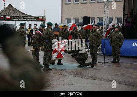 Le colonel Marek Gmurski, commandant sortant de la zone d'entraînement de Drawsko Pomorskie (DPTA) et le lieutenant-colonel Andrzej Negmanski, commandant entrant, rendent hommage au drapeau de l'unité alors qu'ils se préparent à la cérémonie officielle de changement de commandement à la zone d'entraînement de Bucierz Tactical Assault course, Pologne, 25 janv. 2022.la cérémonie de passation de commandement a eu lieu conjointement avec la cérémonie de retraite du colonel Marek après 40 années de service dans les Forces armées polonaises. (É.-U. Photo de l'armée par le Sgt. Tara Fajardo Arteaga) Banque D'Images