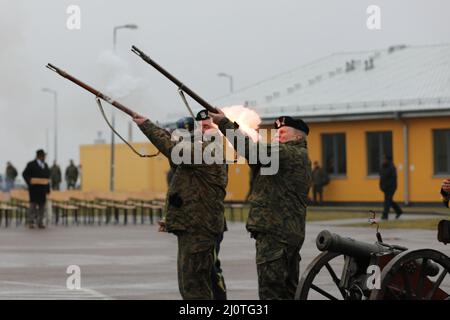 De gauche à droite, le général polonais Jaroslaw Mika, commandant général des branches des forces armées polonaises, tire un mousquet aux côtés du colonel Marek Gmurski, commandant sortant de la zone d'entraînement de Drawsko Pomorskie après une cérémonie de changement de commandement à la zone d'entraînement de Bucierz Tactical Assault à Oleszno, en Pologne. La cérémonie a consisté en un changement de commandement ainsi que la cérémonie de retraite du colonel Gmurski, commandant de la DPTA depuis 2010. (É.-U. Photo de l'armée par le Sgt. Tara Fajardo Arteaga) Banque D'Images