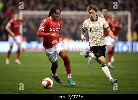 Djed Spence de Nottingham Forest (à gauche) et Kostas Tsimikas de Liverpool se battent pour le ballon lors du match final de la coupe Emirates FA au City Ground, à Nottingham. Date de la photo: Dimanche 20 mars 2022. Banque D'Images