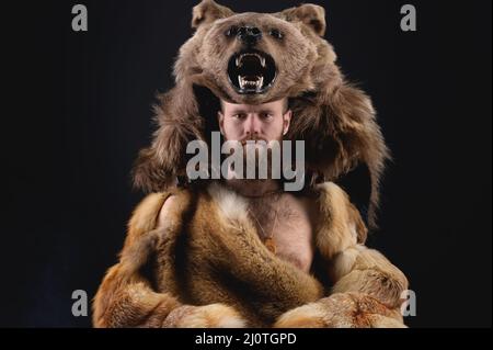 Portrait d'un chaman militaire barbu en peau de barbe. Cosplay de haute qualité de l'ancienne guerre du loup-garou Banque D'Images