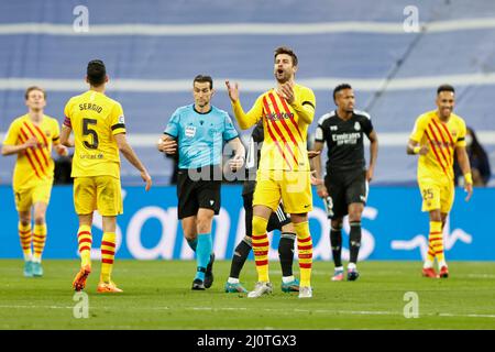 Madrid, Espagne. 20th mars 2022. Gerard pique du FC Barcelone réagit lors du match de la Liga entre le Real Madrid et le FC Barcelone qui a eu lieu au stade Santiago Bernabeu le 20 mars 2022 à Madrid, Espagne. (Photo de Rubn Albarr‡n / PRESSINPHOTO) Credit: PRESSINPHOTO SPORTS AGENCY/Alay Live News Banque D'Images