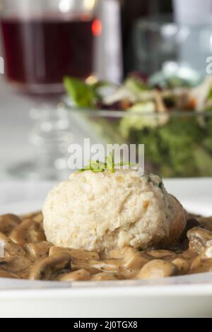 Quenelles avec sauce aux champignons Banque D'Images