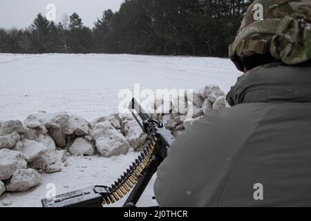 Charlie Battery, 120th Field Artillery Regiment, 32nd Infantry Brigade combat Team, Garde nationale du Wisconsin, a répondu à une simulation d'intervention chimique au Camp Grayling, Michigan, le 25 janvier 2022.L'événement a eu lieu pendant la grève du Nord 22-1 (« grève d'hiver »), un exercice parrainé par le Bureau de la Garde nationale, qui a eu lieu le 21-30 janvier avec des participants de plusieurs États américains et des forces partenaires au Camp Grayling joint Guilling Training Center et au Alpena combat Readiness Training Center, Michigan,Qui constituent ensemble le Centre national de lutte contre les conflits de tous les domaines (NADWC) (États-UnisPhoto de la Garde nationale de l'armée par Banque D'Images