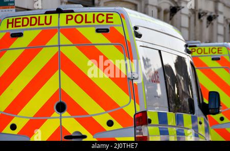 Cardiff, pays de Galles - mars 2022 : vue latérale des véhicules de police garés dans une rue du centre-ville de Cardiff Banque D'Images