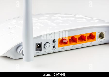 Connecteurs, boutons de commande. ports lan et adsl sur un nouveau routeur Wi Fi blanc avec antennes grises sur fond blanc gros plan Banque D'Images